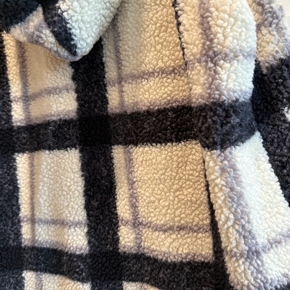 Black and Cream XL Sherpa Vest - Picture 7 of 7